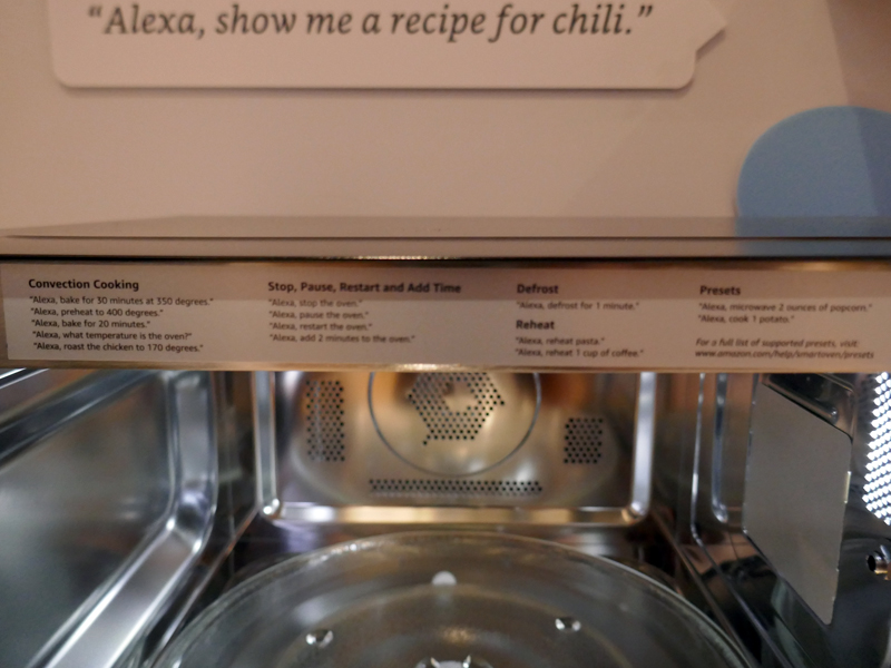 ドア内側上部には、音声操作の発話例が記述されている