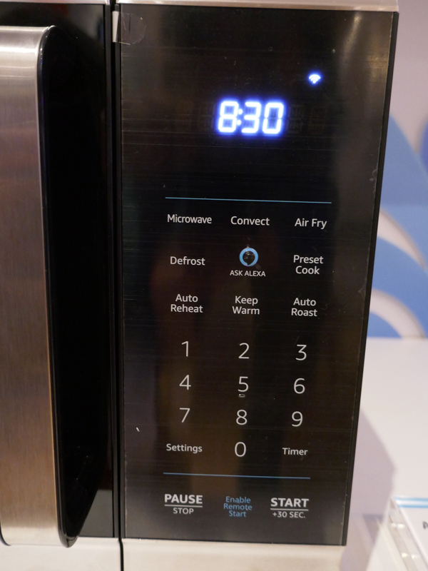 右側にあるボタン類の並ぶ操作パネル