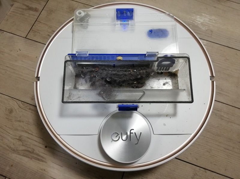 リビング・ダイニングを掃除した後のダストボックス。結構取れます