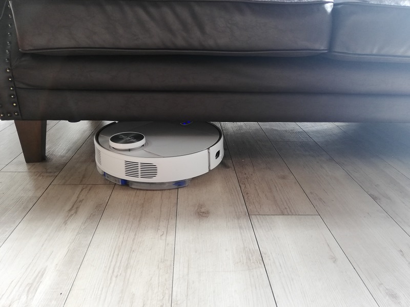 ロボット掃除機を使い始めて分かったのですが、我が家のソファやテレビボードは、掃除機が下を通れるように作られていました