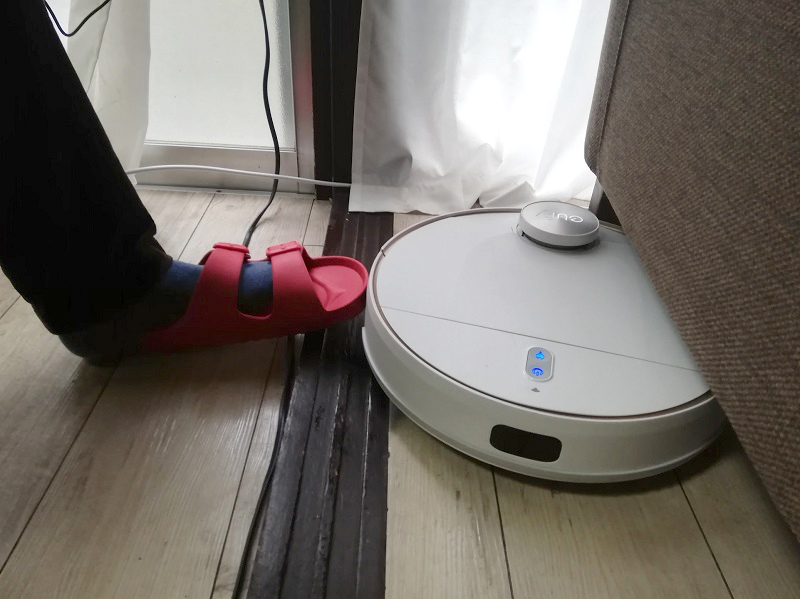 当初は自分たちの足でブロックしていました