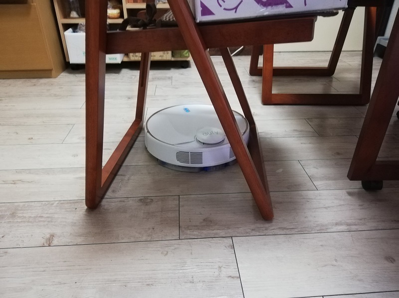 ぎりぎり入るくらいのスペースでも、一度学習すると猫のようにスムーズに通り抜けます