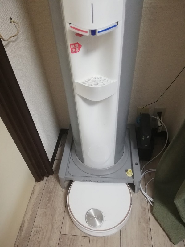 ウォーターサーバーに付属している掃除機の収納コーナーにも果敢に攻め込んでいく。確かにちょうどいいすき間