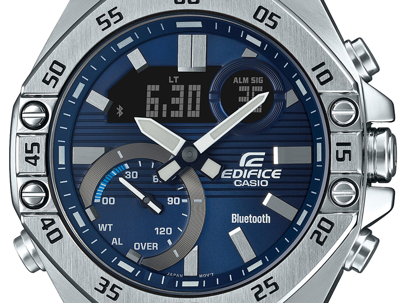 文字板に横向きのラインを描き、疾走するレーシングカーの躍動感を表現