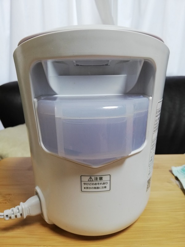 使用後はウォータータンクの水と、本体に残った水を捨てて収納。細かい汚れや水垢は、専用の掃除道具や綿棒でさっと掃除しています