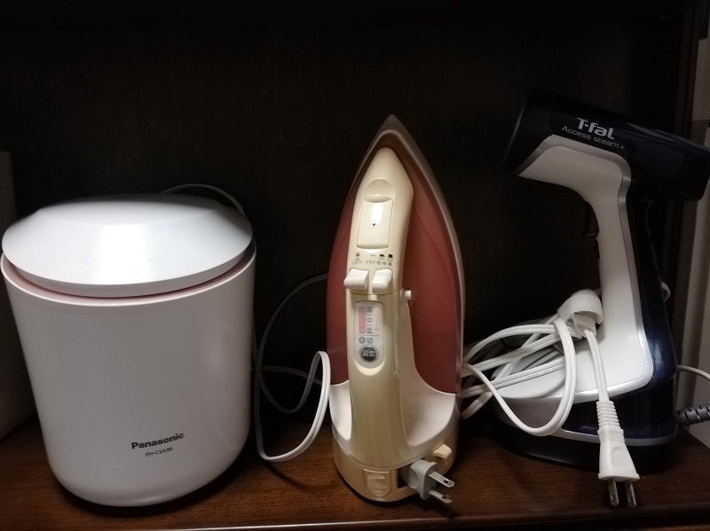 使わないときは収納棚のアイロンと同じ場所に片づけています