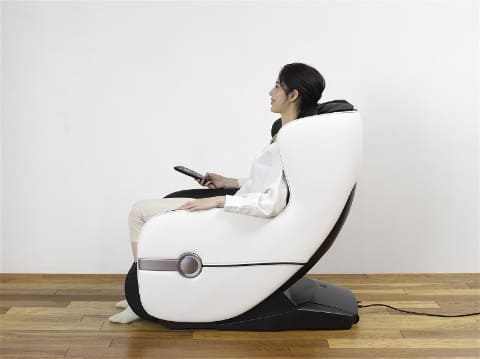 コンパクトながらゆったりくつろげる、15万円以下のマッサージチェア