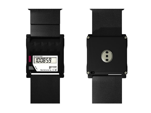 時計の表側(左)と裏側(右)。2018年5月に発売した前モデルを、建設現場の意見をフィードバックして大幅改良。実用性をアップして新たに発売する