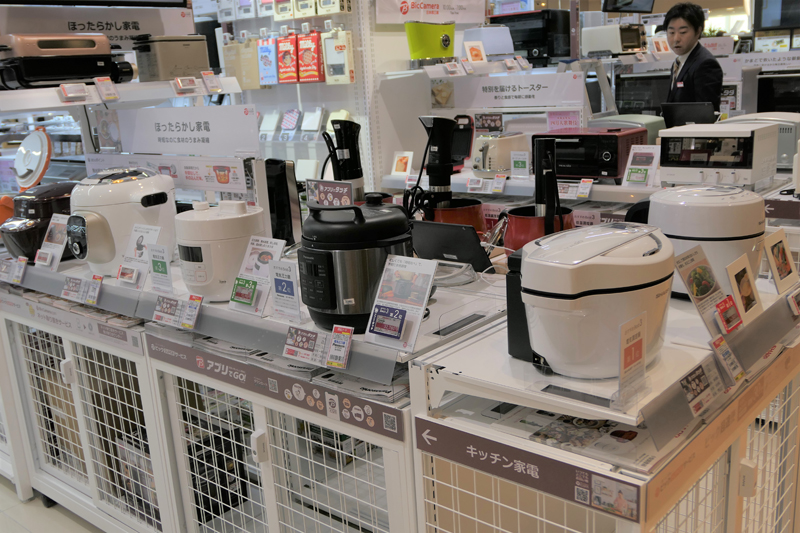 什器にあわせ、調理家電などもホワイトカラーを目立たせる