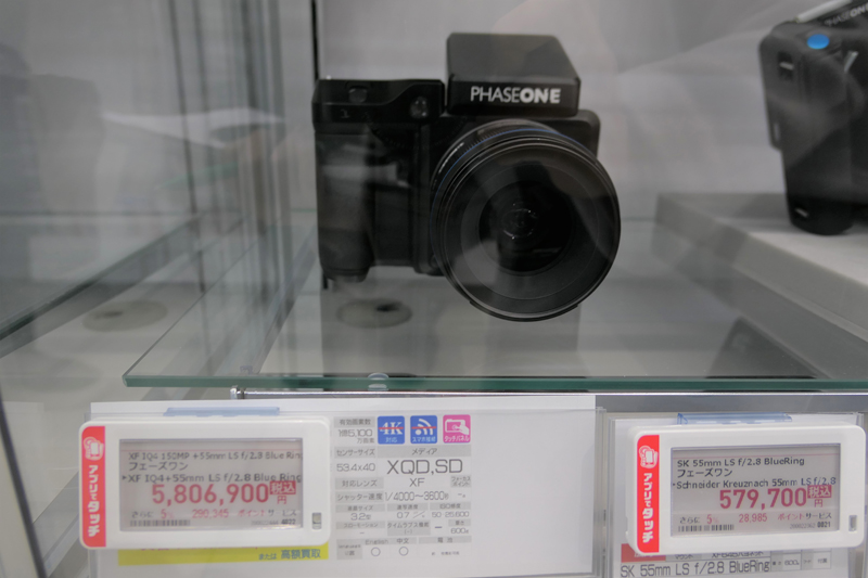 高級カメラも数多く展示。写真は同店で一番高いカメラは約580万円!