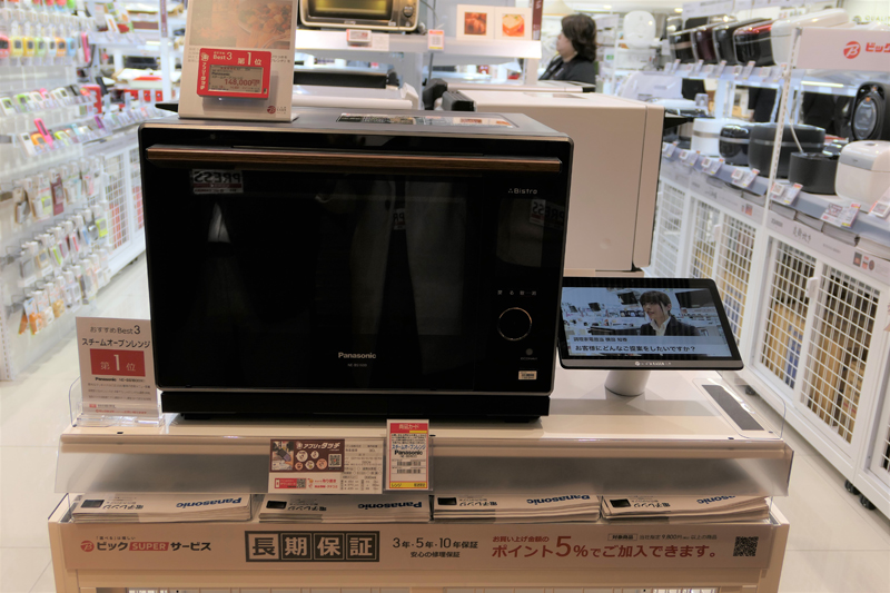 一部の売り場にはタブレットを用意し、販売員の説明を動画として流す。製品選びのサポートだけでなく、販売員を覚えてもらう目的もあるという