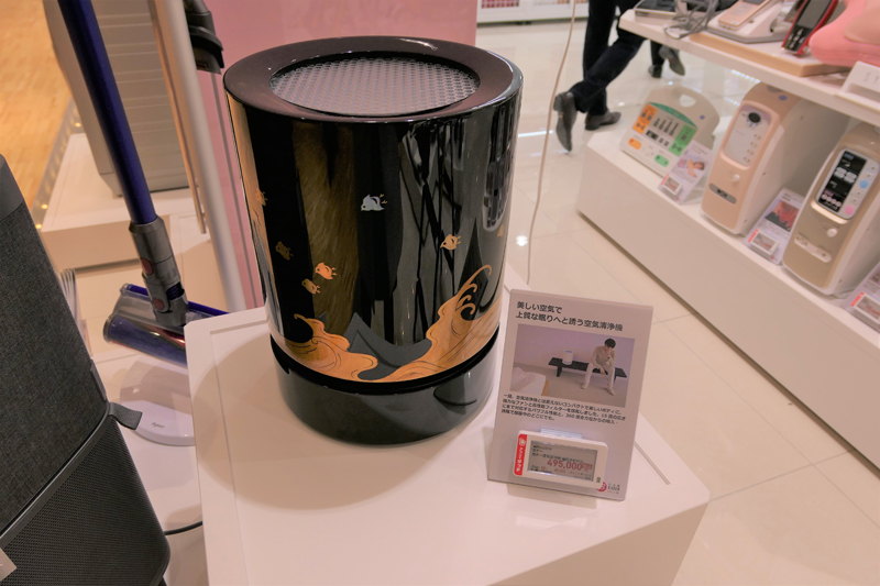 cadoの空気清浄機。蒔絵を施した本製品はビックカメラ日本橋三越店のみで取り扱う(オープン時)