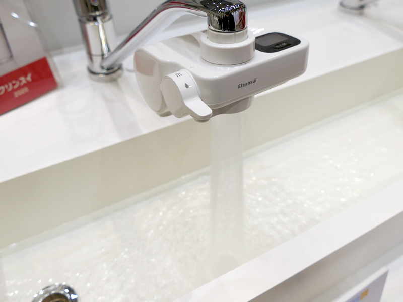 両モデルともにシャワーの水はねを改良。流姿を細かくできるSUS板をシャワー吐水口に使用した