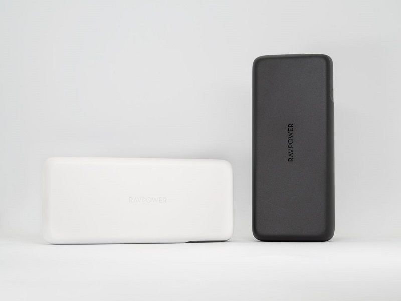 ホワイト(左)、ブラック(右)