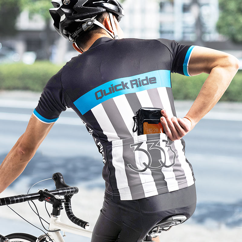 サイクルウェアの背面ポケットに入るコンパクトサイズ