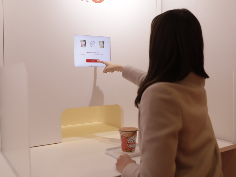 飲食カウンターに設置されたディスプレイに、出来上がりまでの残り時間が表示される