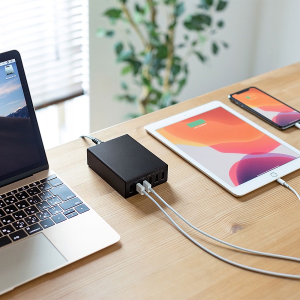 まとめて充電できるためデスク周りがスッキリする