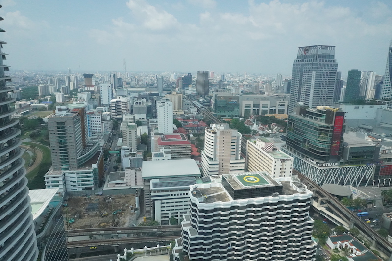 人口の集中が進むバンコク市内。大気汚染も深刻化している