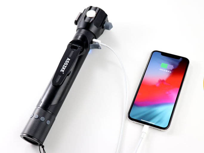 スマートフォンなどを充電できる