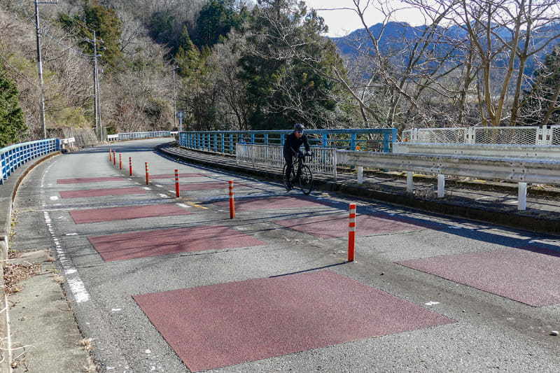 普通の舗装路に現れる坂道ならば、トルクの細さが気になることはない