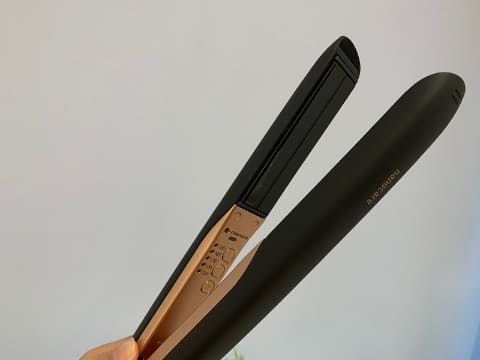 パナソニック、3D密着プレートで別格のストレートヘアに仕上がるヘア