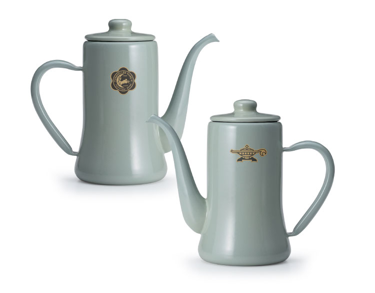 第1弾ではアラジングリーンを採用。本体側面にトレードマークの「月兎印」のシールと、アラジンブランドのアイコンであるランプマークのシールを貼り、底面にブランドロゴを刻印している