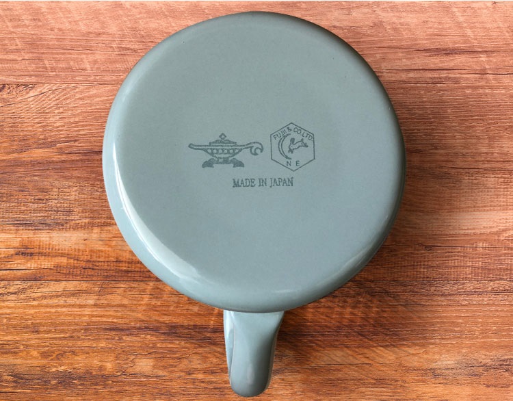 第1弾ではアラジングリーンを採用。本体側面にトレードマークの「月兎印」のシールと、アラジンブランドのアイコンであるランプマークのシールを貼り、底面にブランドロゴを刻印している