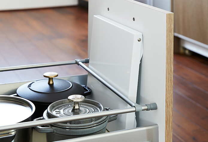 折り畳んですき間に収納可能