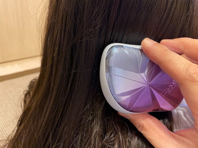 ドライヤーで乾かしながらブラッシングしていきます