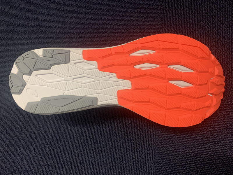 アウトソールはアスファルトやコンクリートといった舗装路で最高のグリップ性を発揮するパターン。ある程度の刻みがあるので、公園の土の上でも十分に対応してくれた