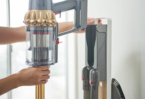 山崎実業、壁に穴を開けずにダイソンのコードレスクリーナーを収納