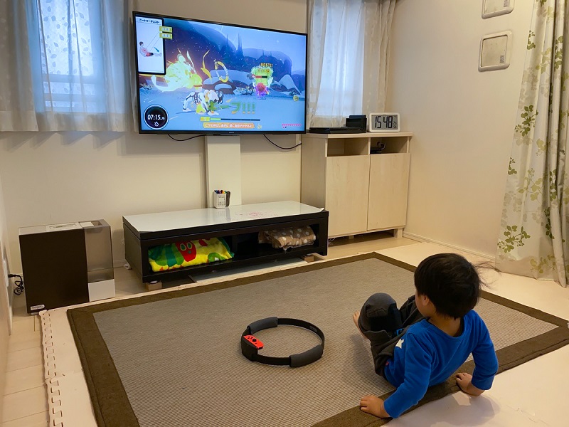 寝そべって足をあげるのも楽勝です