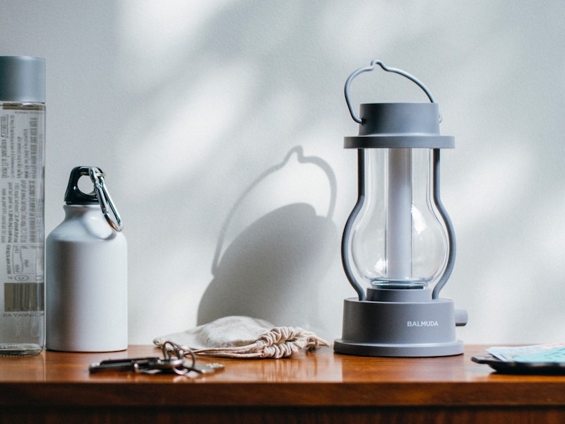 使う場所や時間帯によってさまざまな表情が楽しめるよう、ニュアンスのある色に仕上げたという