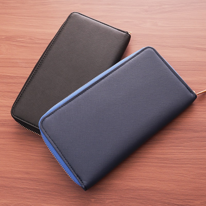 本体カラーはブルー、ブラック