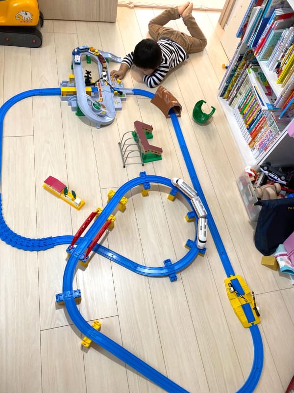 プラレールをみっちり組み立てさせられる日々