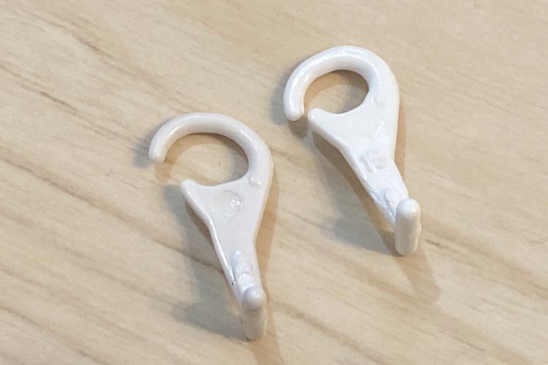 左が古いパーツ、右が新品のパーツ。かなり広がっちゃってます