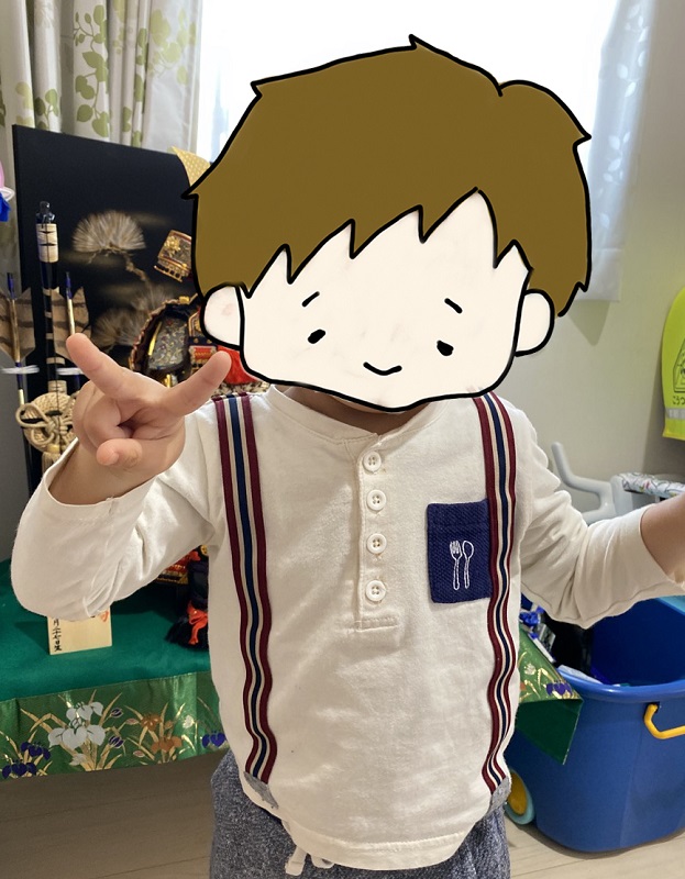 お人形さわりませんよ? と余裕のピースサイン