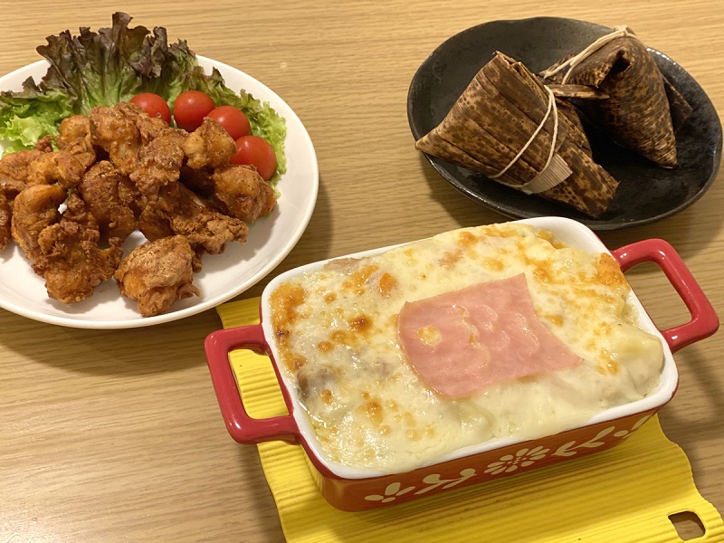 晩ごはんは、パパが揚げた唐揚げ、ちょっと贅沢な中華ちまき、鯉型のハムをのせたグラタン