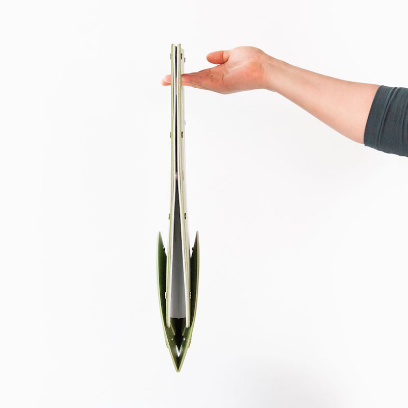 畳んだ時の厚さは4㎝で、重さは1.4kg