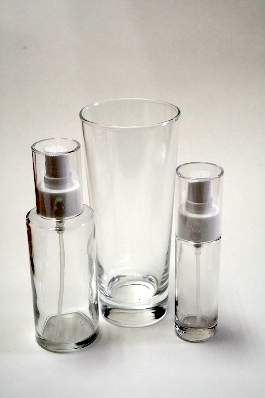 コップのほか、スプレーとして使えるガラスビンに直接挿してもオゾン水の生成は可能。水の量が少ないほど濃度の濃いオゾン水となります