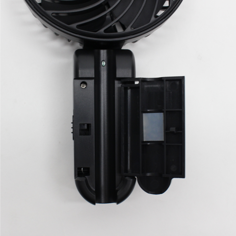 ハンドル部のカバーを開いて、傘の柄に取り付ける