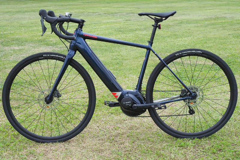 キャノンデールのロードバイクタイプのSynapse Neo。サイズはSMとMDから選べて、カラーはミッドナイトブルーのみ。車体重量はSMが18.1kg、MDが18.2kgです