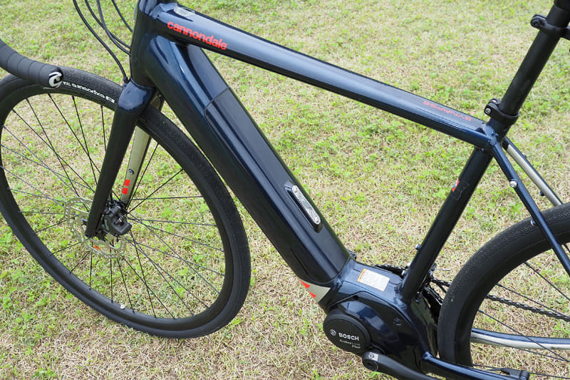 バッテリーはインチューブタイプのボッシュ製PowerTube 500Whで、ダウンチューブ(ドライブユニットとハンドル付近をつなぐパイプ)内に格納されています。見た目がスッキリ。大容量なので最長166km(エコモード)のアシスト走行が可能です