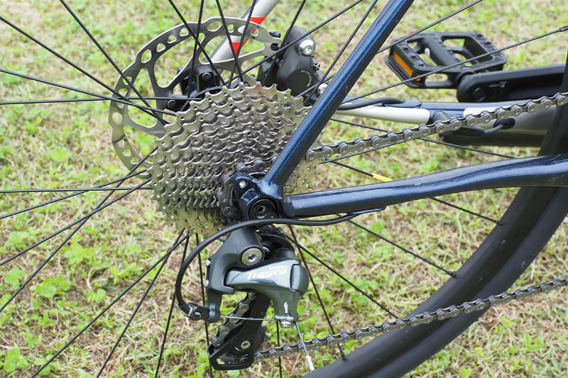主要コンポーネンツはShimano Tiagraで、変速はリアが10段(11-34T)です