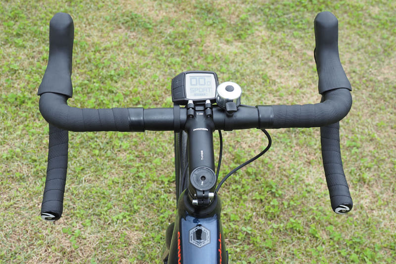 ハンドル周辺はこんな感じ。車体全体でケーブル類はフレーム内を通る内装式(hidden routing)となっており、見た目が美しく、掃除などのメンテナンス性が良好で、ケーブル保護にもつながっています