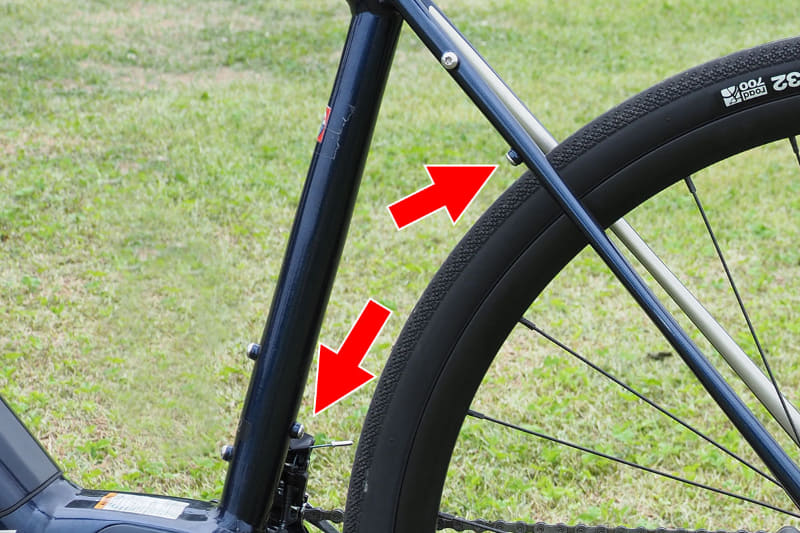 シートチューブ後方とシートステー裏には、リアフェンダーやロックの取り付けに好都合っぽいネジ穴があります