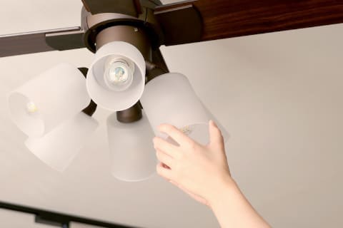 阪和、6灯のガラスシェードでモダン&シンプルデザインのシーリング