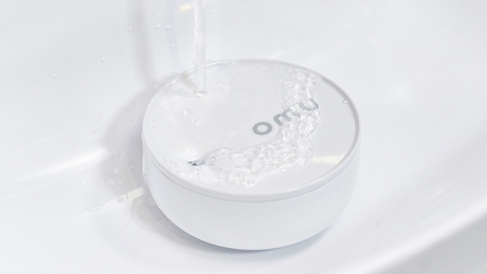 トイレを利用したあとに流れる手洗い用の水が、OMU本体の穴を通るのを検知し、トイレの利用データをクラウドにアップしていく