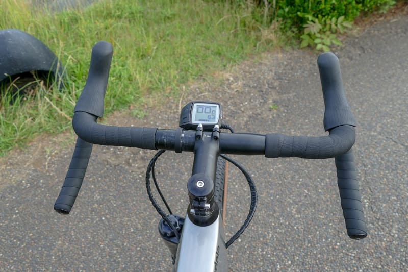 ハンドルは「ハ」の字の形状でいろいろなライディングポジションが取りやすい