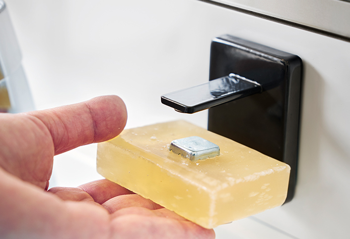 マグネット部を石鹸に差し込んで使用する